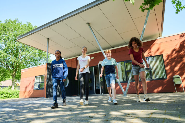 NIEUWE SCHOOL VOOR JONGEREN VAN TIEN TOT ACHTTIEN JAAR IN HEERENVEEN 