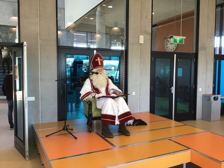 Hoog bezoek: Sint Piter in school