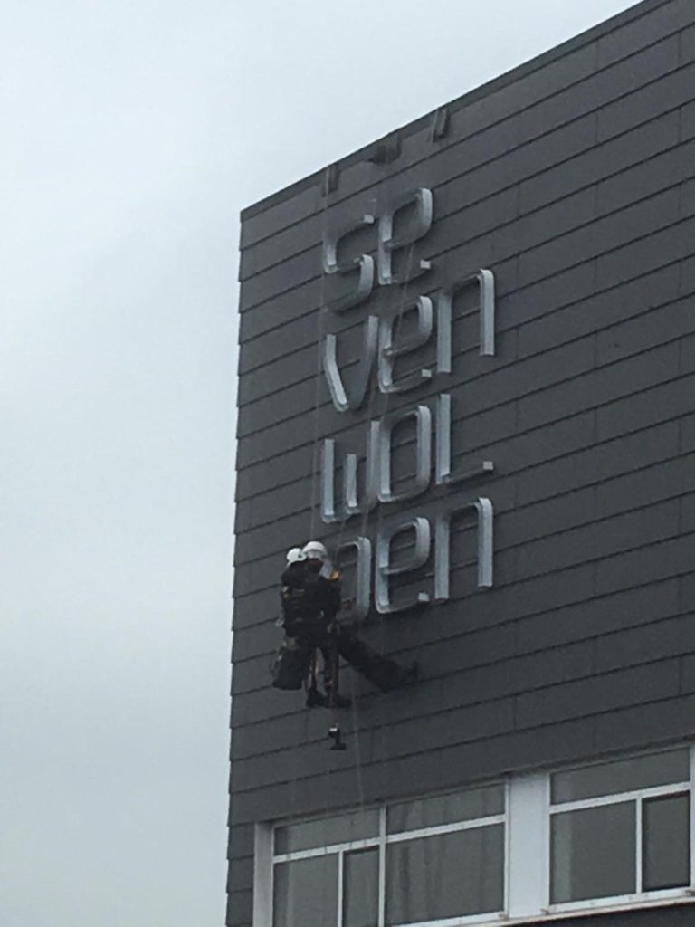 Abseilers bevestigen nieuwe logo Sevenwolden