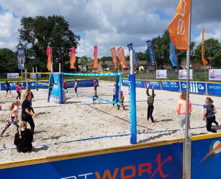 Clinic beachvolleybal voor Sevenwolden-leerlingen klas A2a