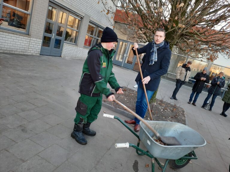 Opening groene schoolplein bij De Compagnie