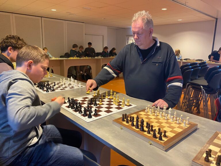 Schaaksimultaan Sevenwolden Campus met schaakmeesters